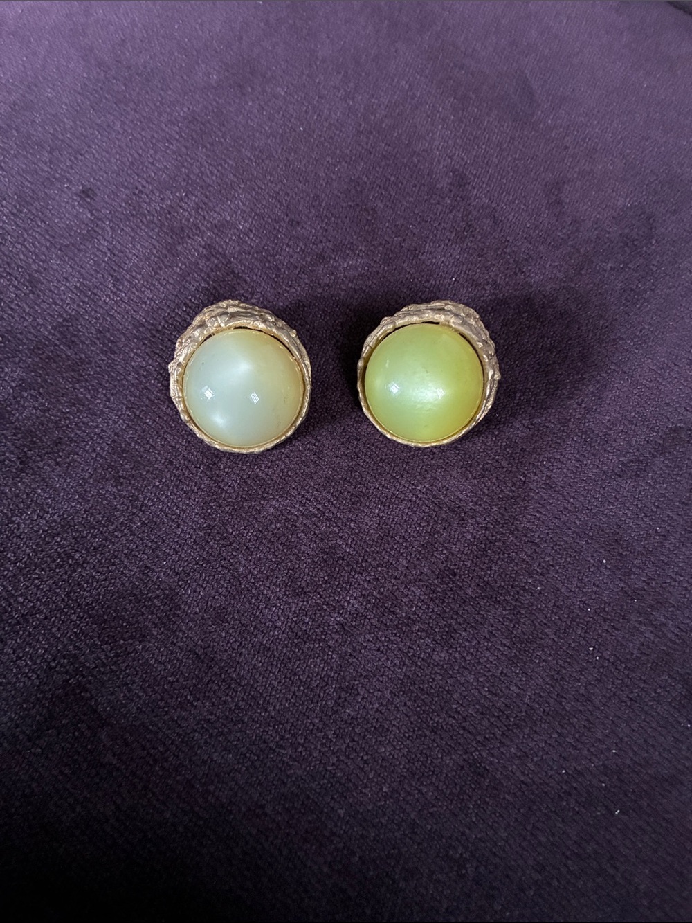 Mode Art Jewelers Gold-Tone Green Cabachon Dome Clip-on Earrings